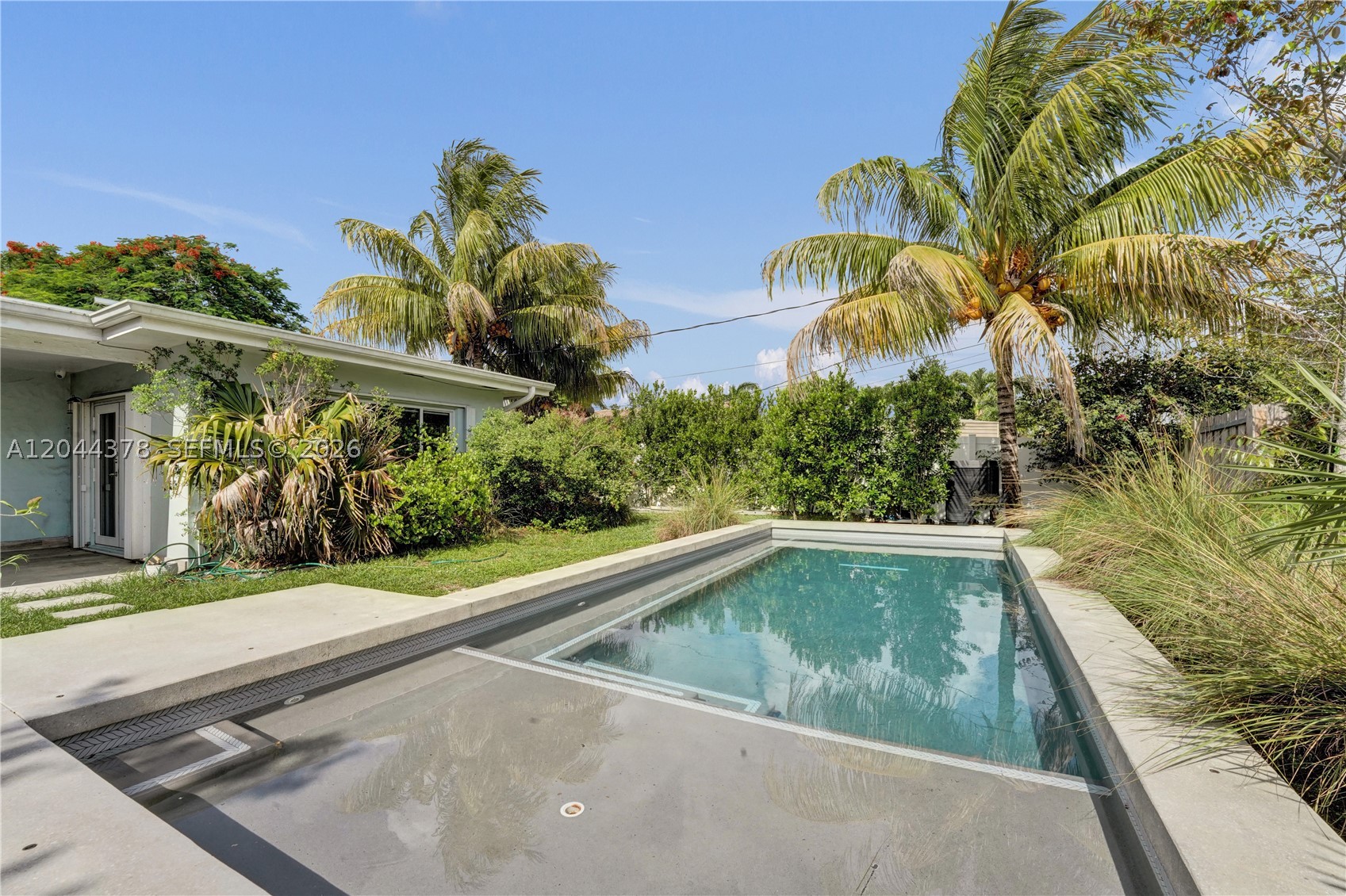 HOLLYWOOD HILLS - Residential