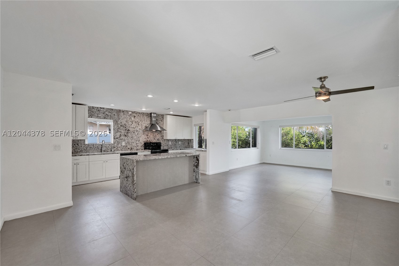 HOLLYWOOD HILLS - Residential