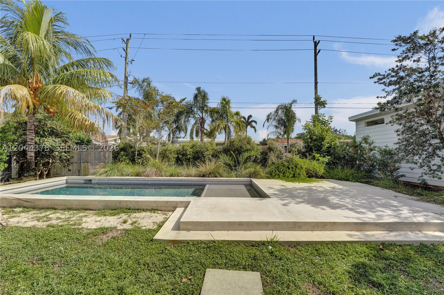 HOLLYWOOD HILLS - Residential