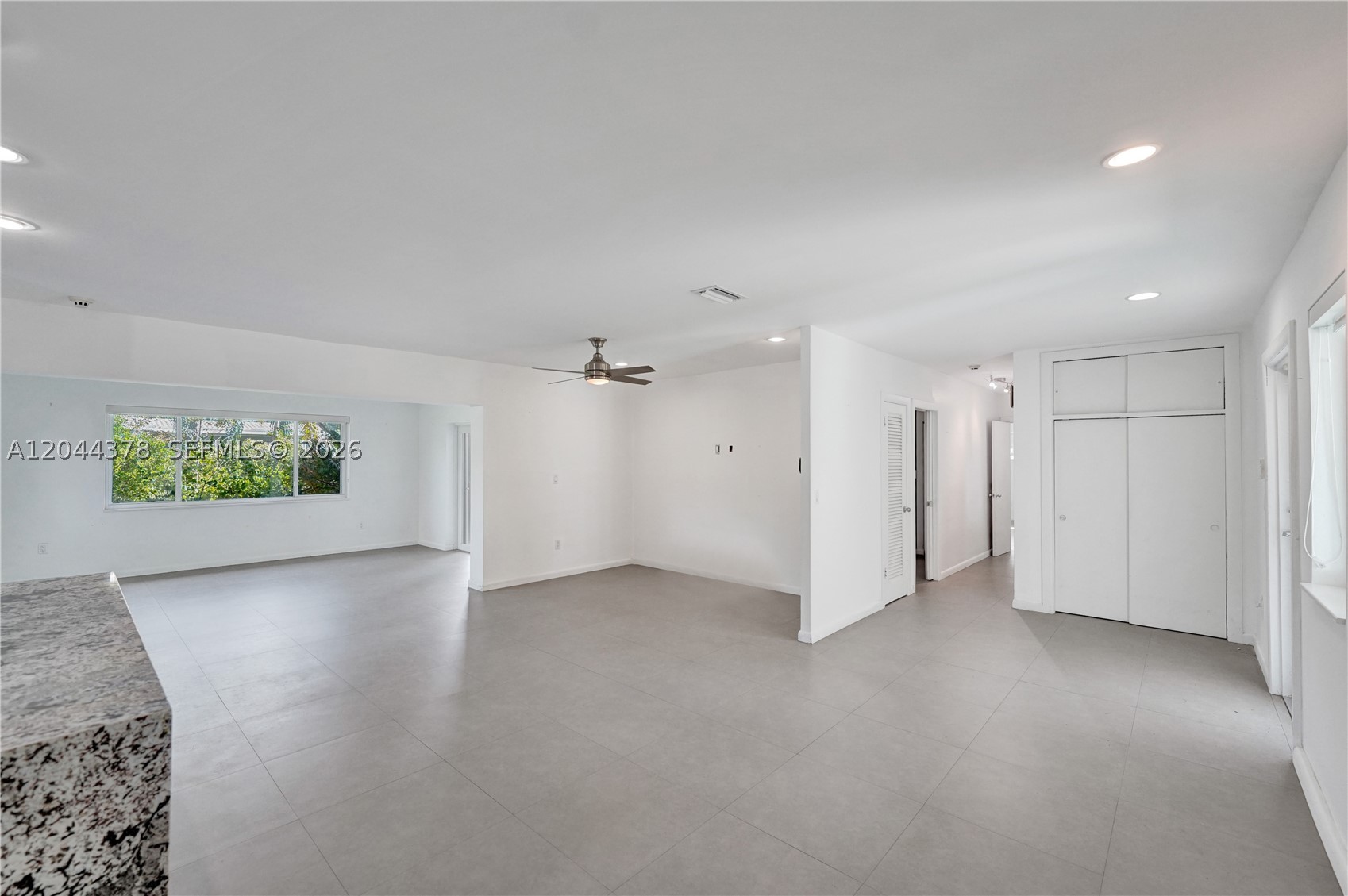 HOLLYWOOD HILLS - Residential