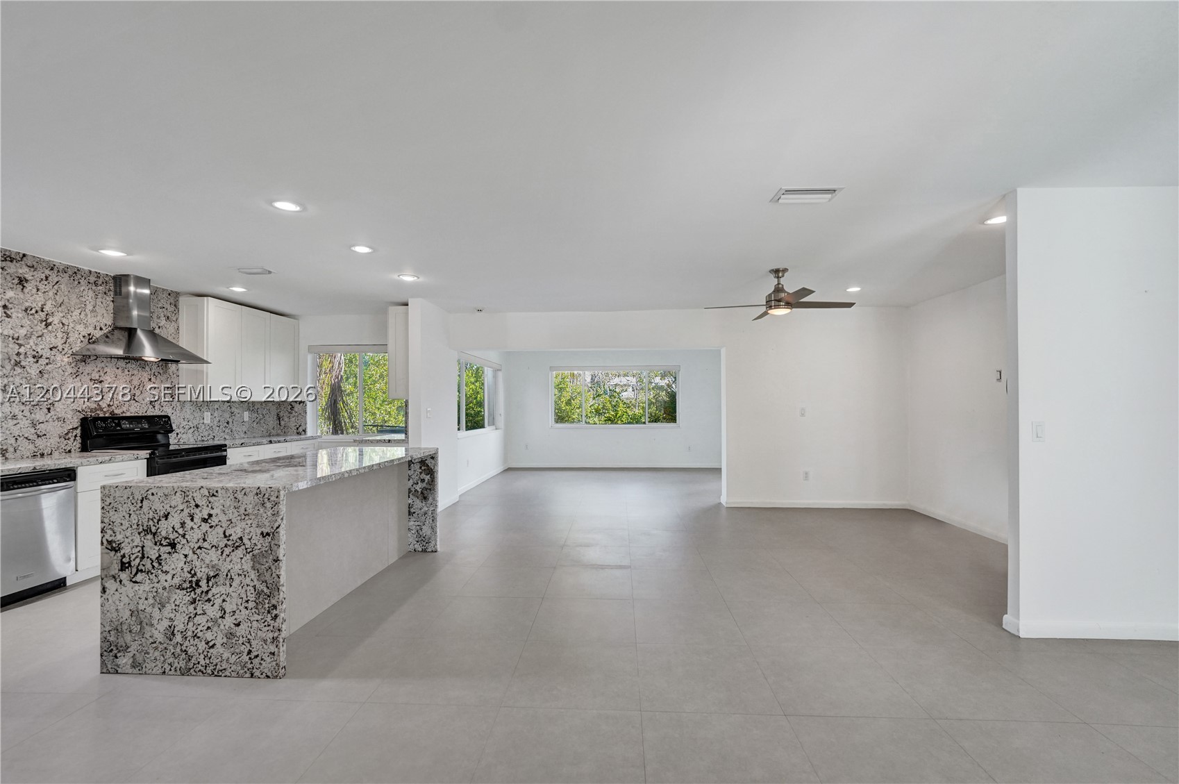 HOLLYWOOD HILLS - Residential