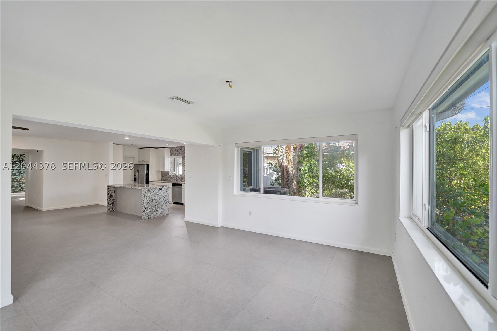 HOLLYWOOD HILLS - Residential