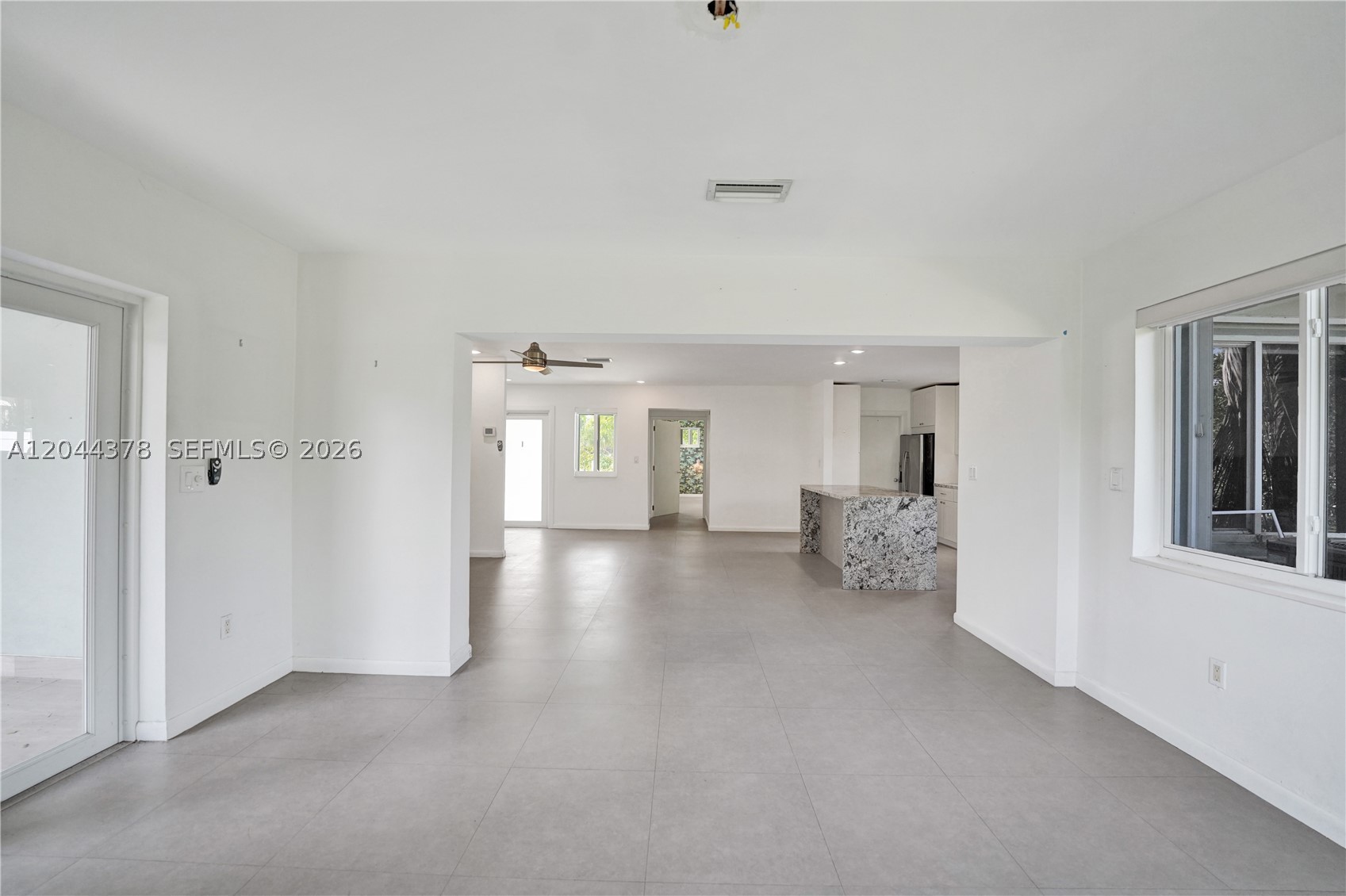 HOLLYWOOD HILLS - Residential
