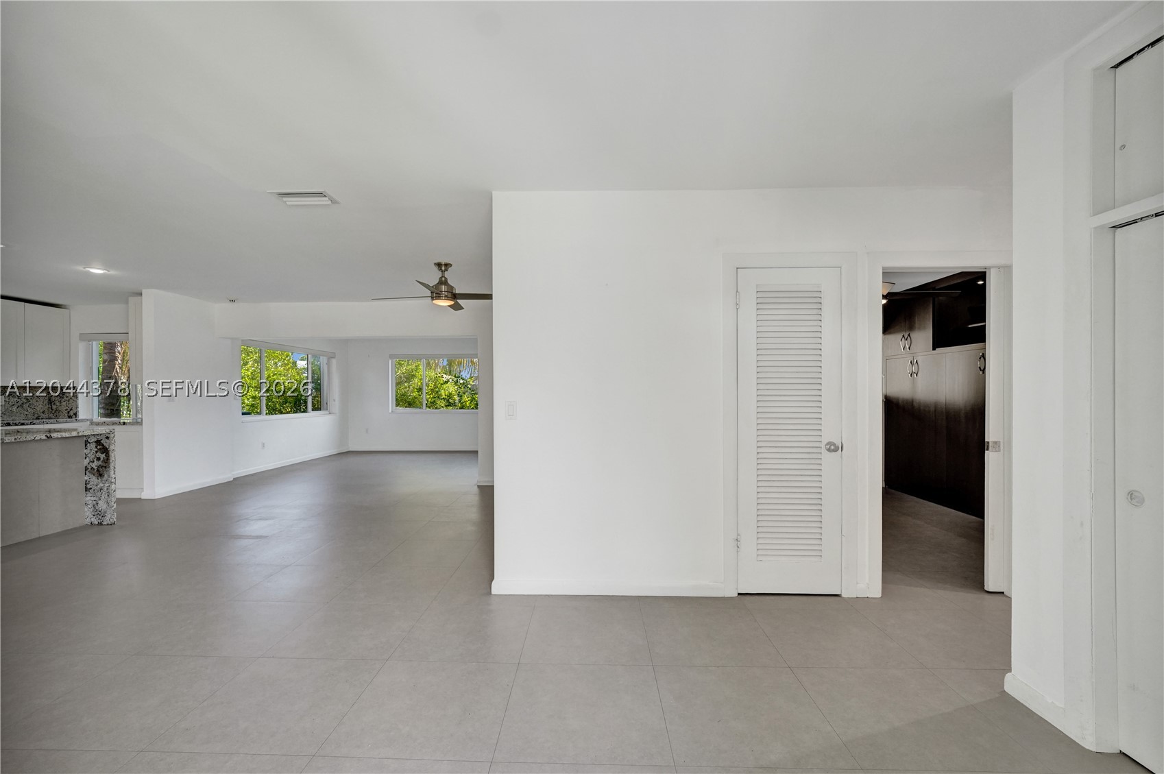 HOLLYWOOD HILLS - Residential