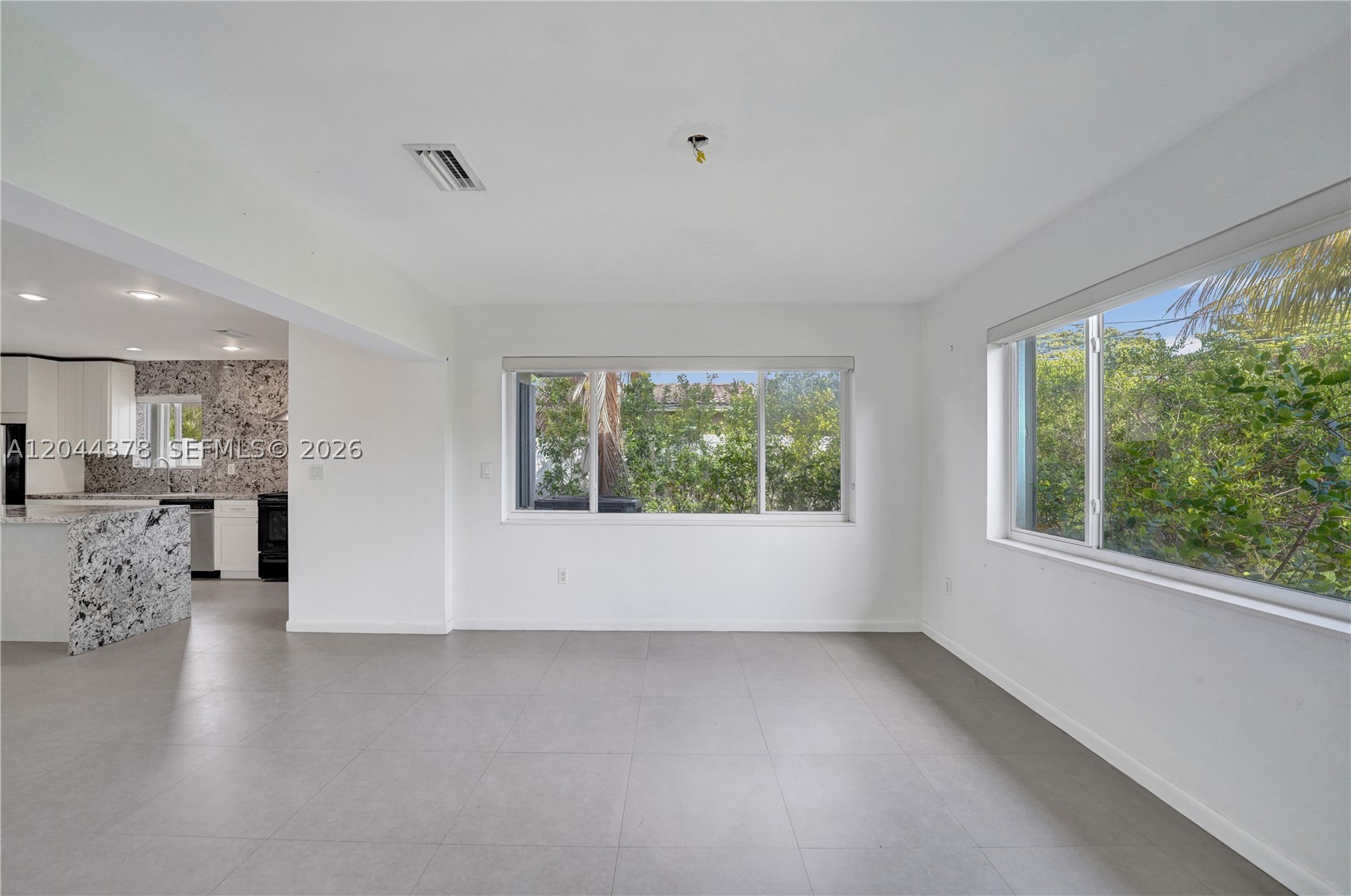 HOLLYWOOD HILLS - Residential
