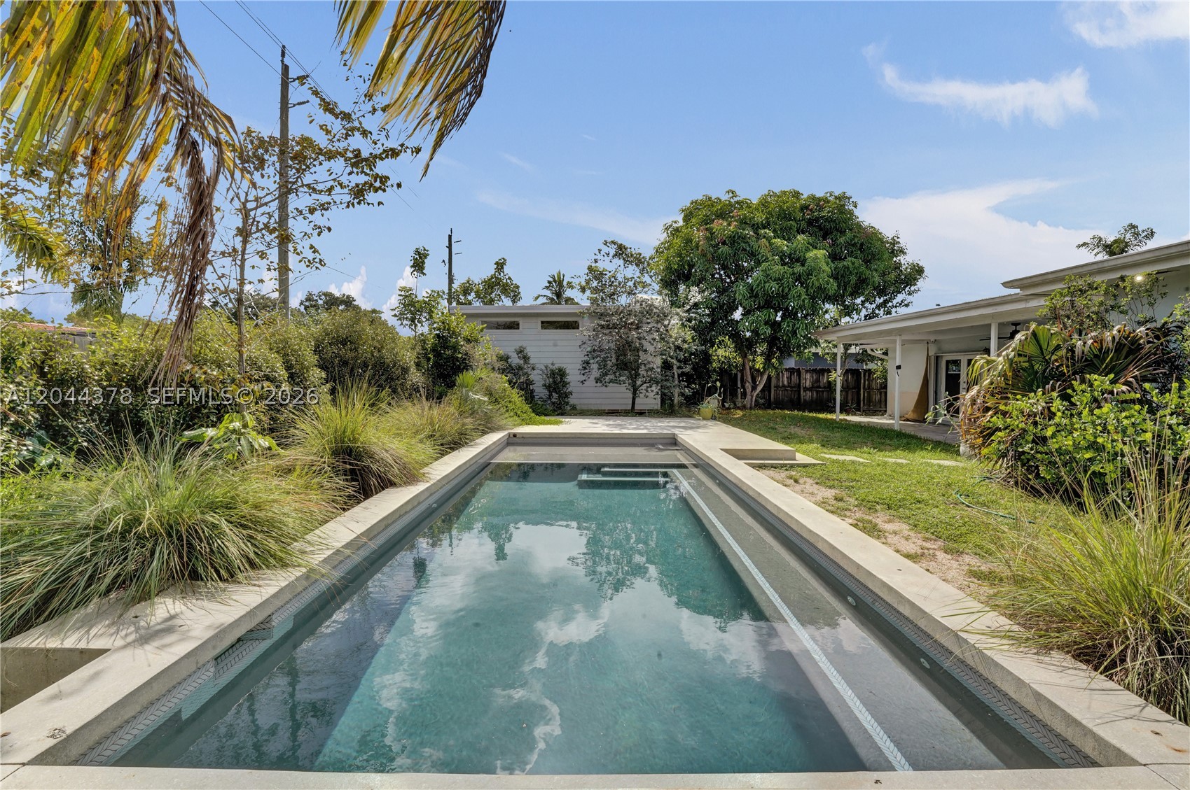 HOLLYWOOD HILLS - Residential