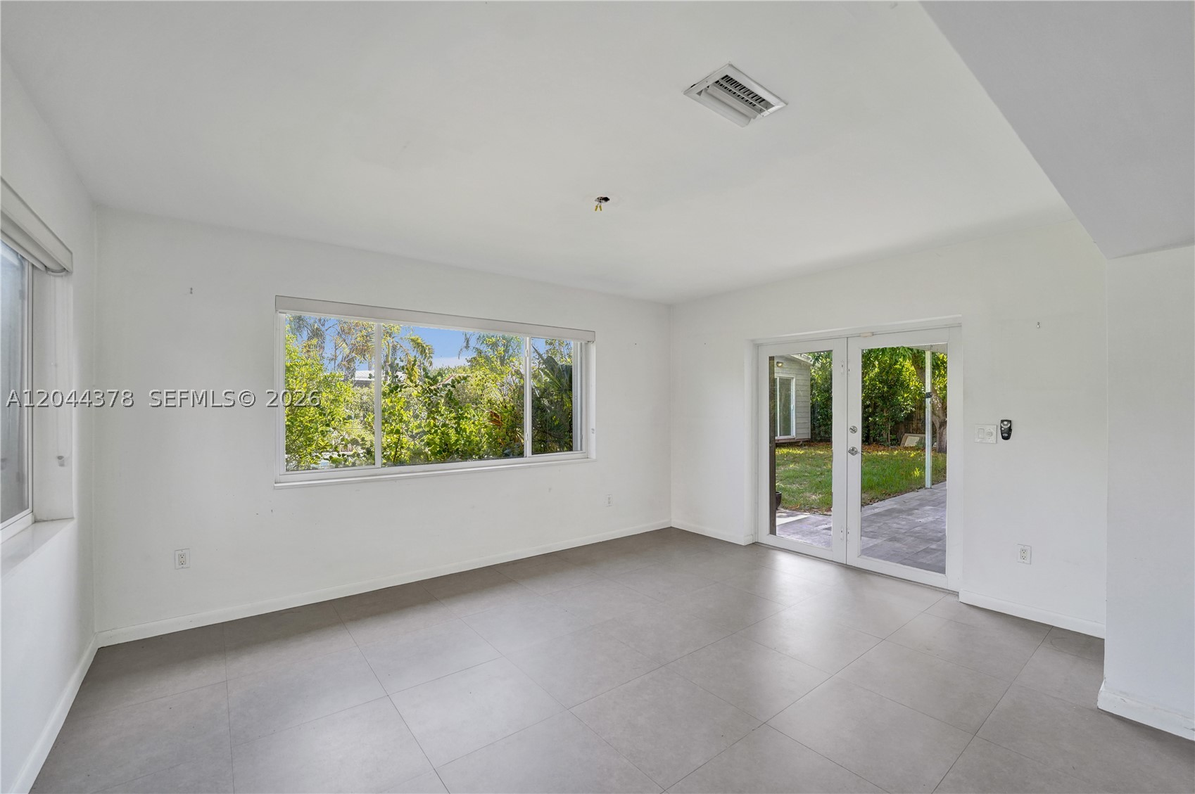 HOLLYWOOD HILLS - Residential
