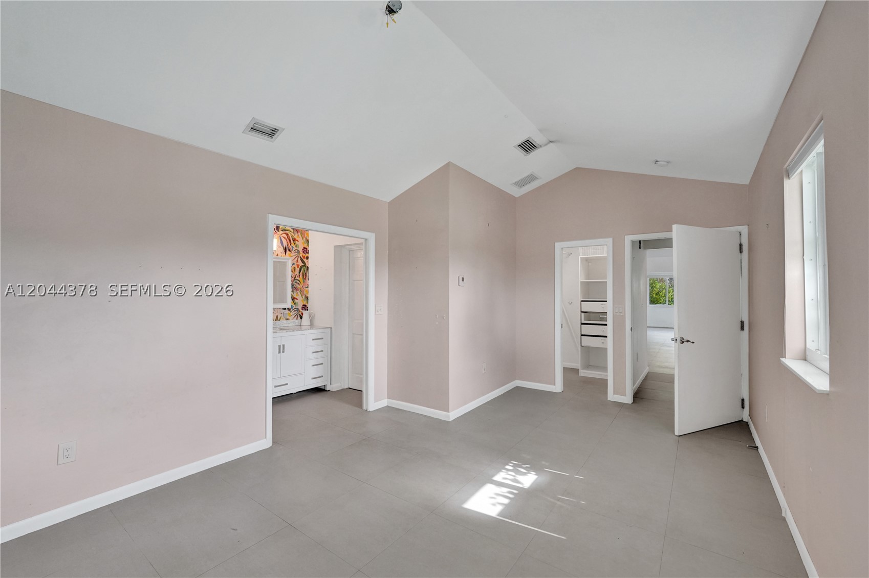 HOLLYWOOD HILLS - Residential