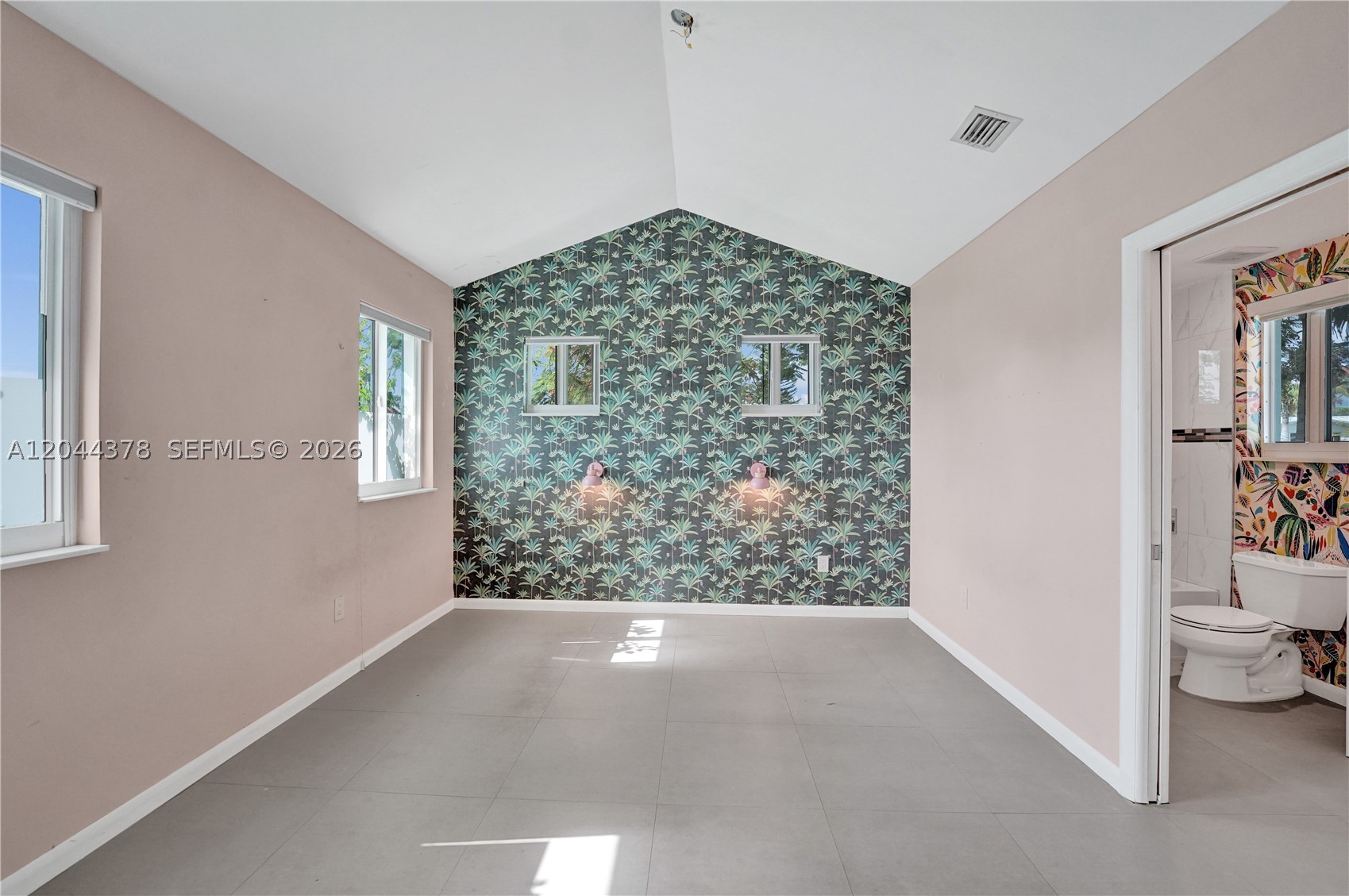 HOLLYWOOD HILLS - Residential
