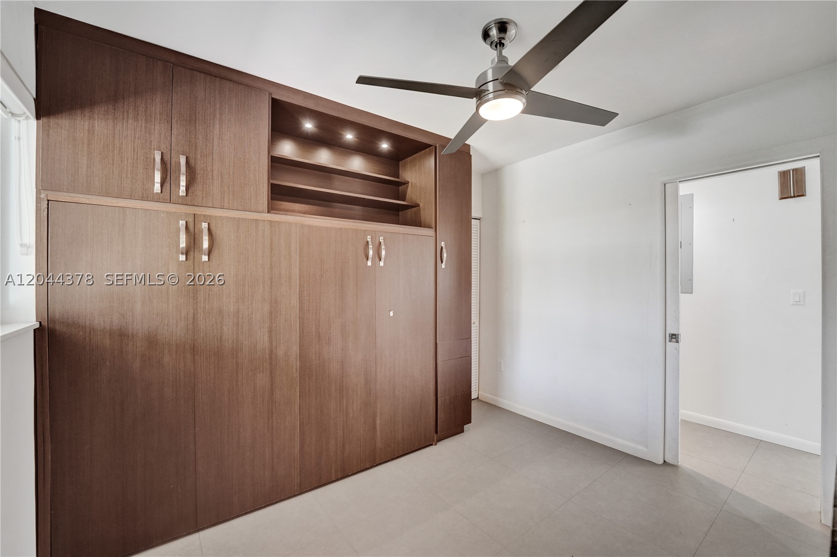 HOLLYWOOD HILLS - Residential