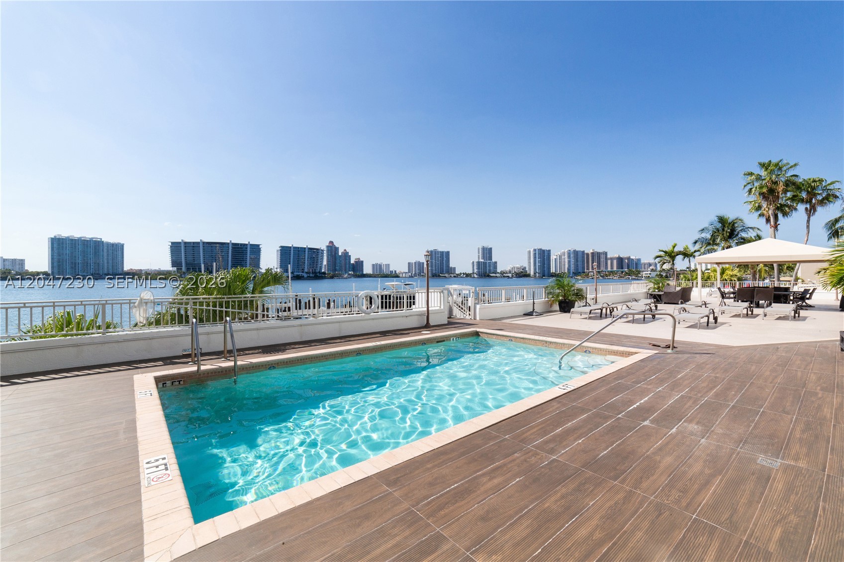LE MONTCALM CONDO - Residential