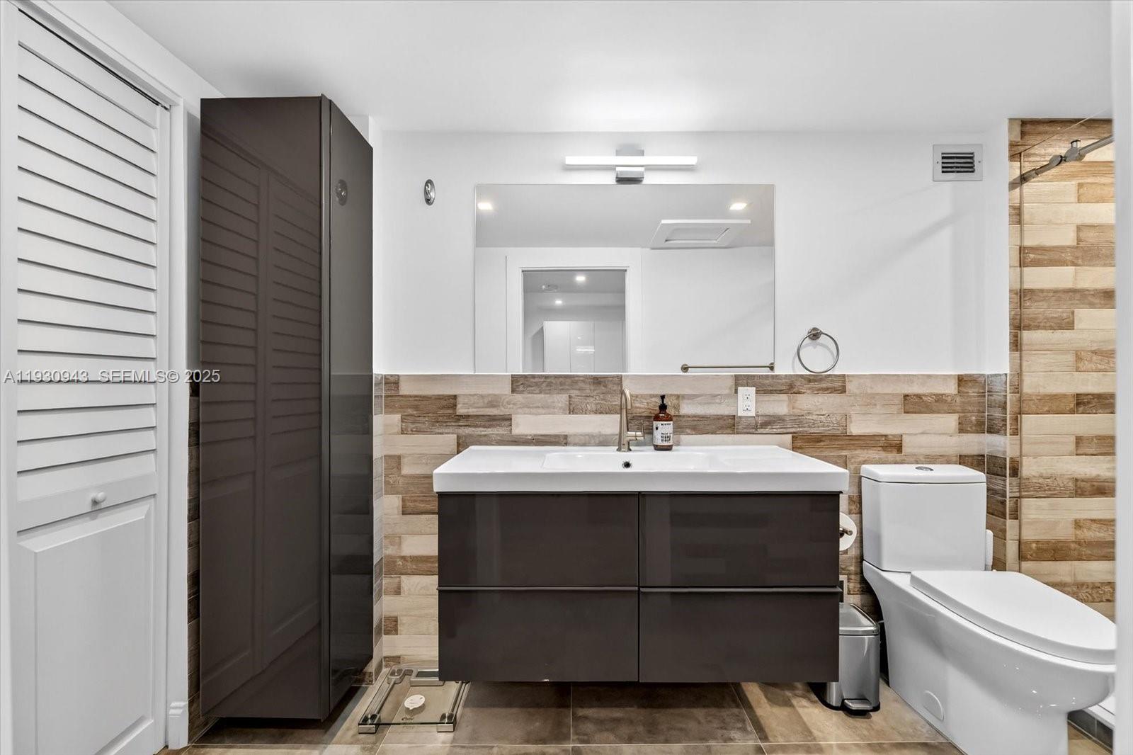 RONEY PALACE CONDO - Residential Lease