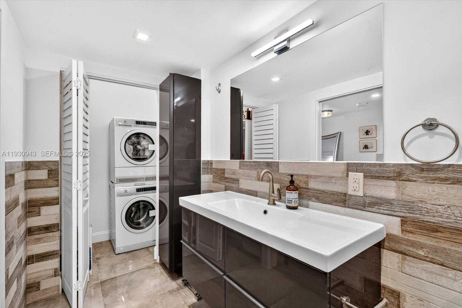 RONEY PALACE CONDO - Residential Lease