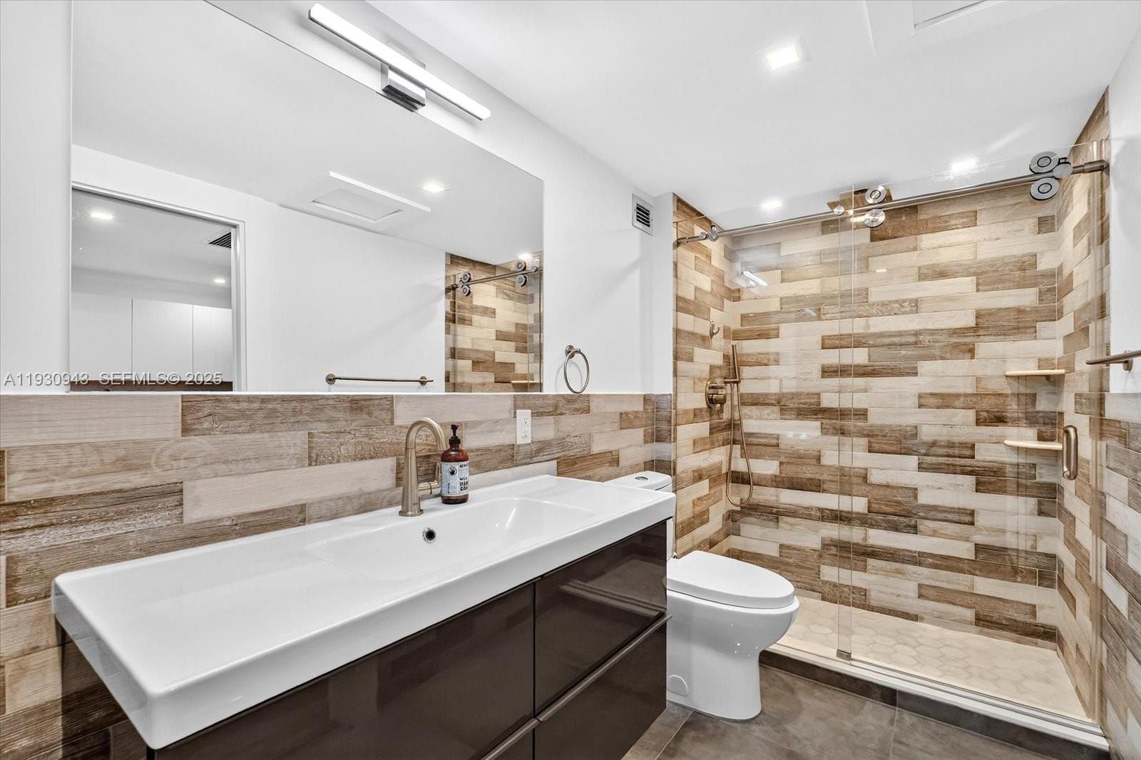 RONEY PALACE CONDO - Residential Lease