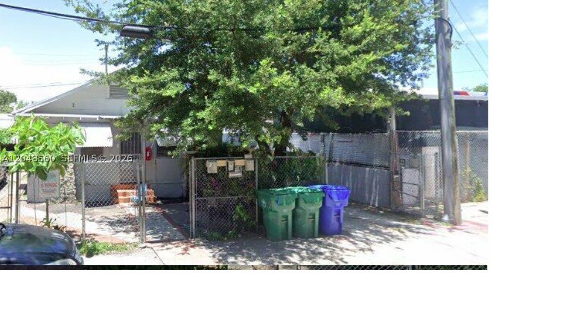 LOVELY APARTMENT FOR RENT, 2 BEDROM/1 BATHROOM
NEAR MIDTOWN IN THE HEARTH OF MIAMI