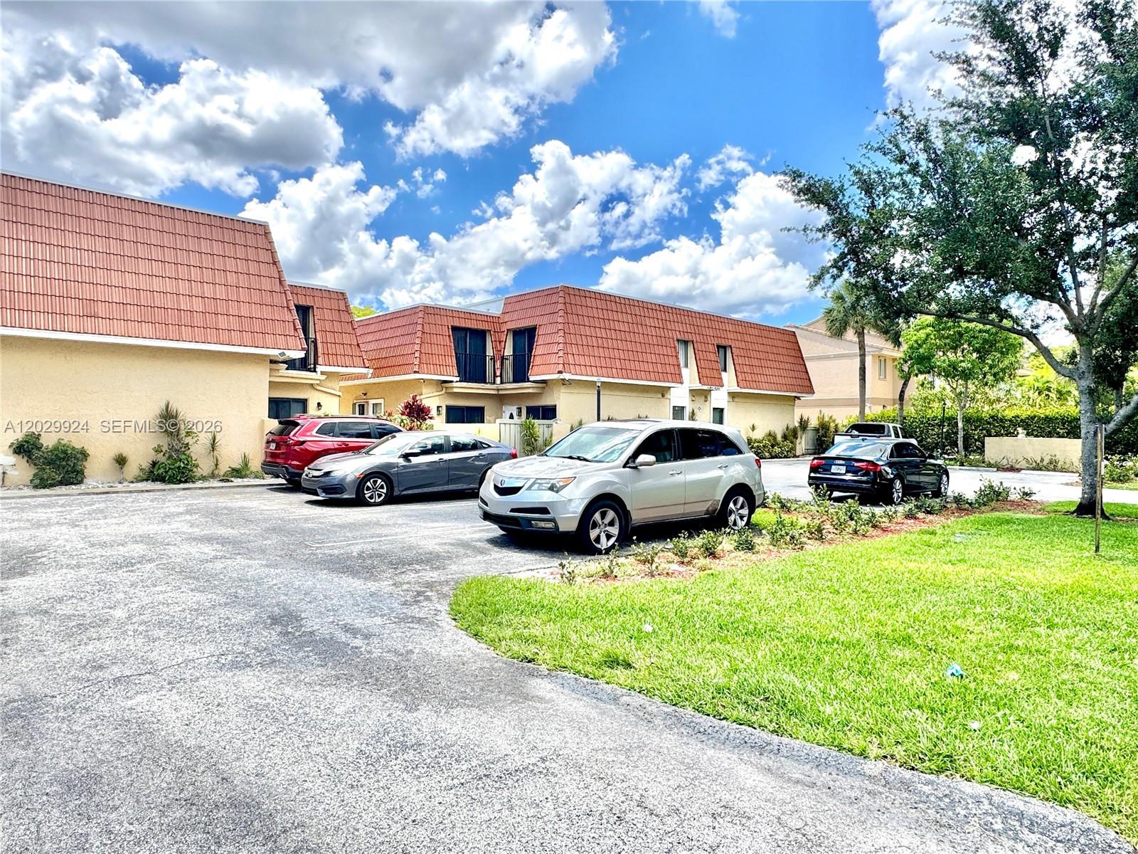 WOODLAKE VILLAGE TOWNHOME - Residential