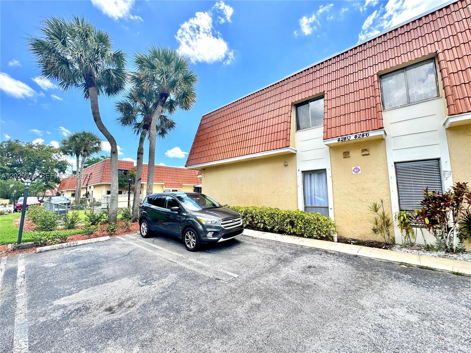 WOODLAKE VILLAGE TOWNHOME - Residential