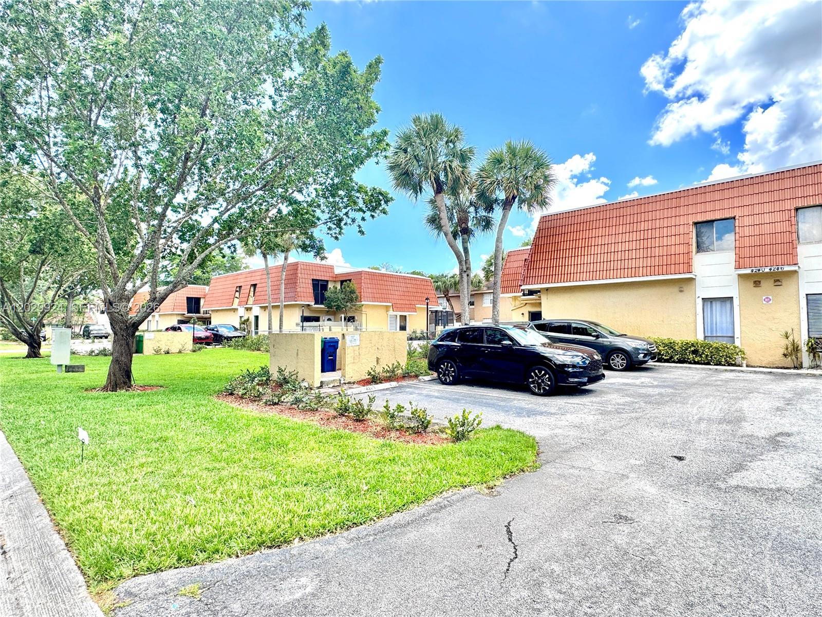 WOODLAKE VILLAGE TOWNHOME - Residential
