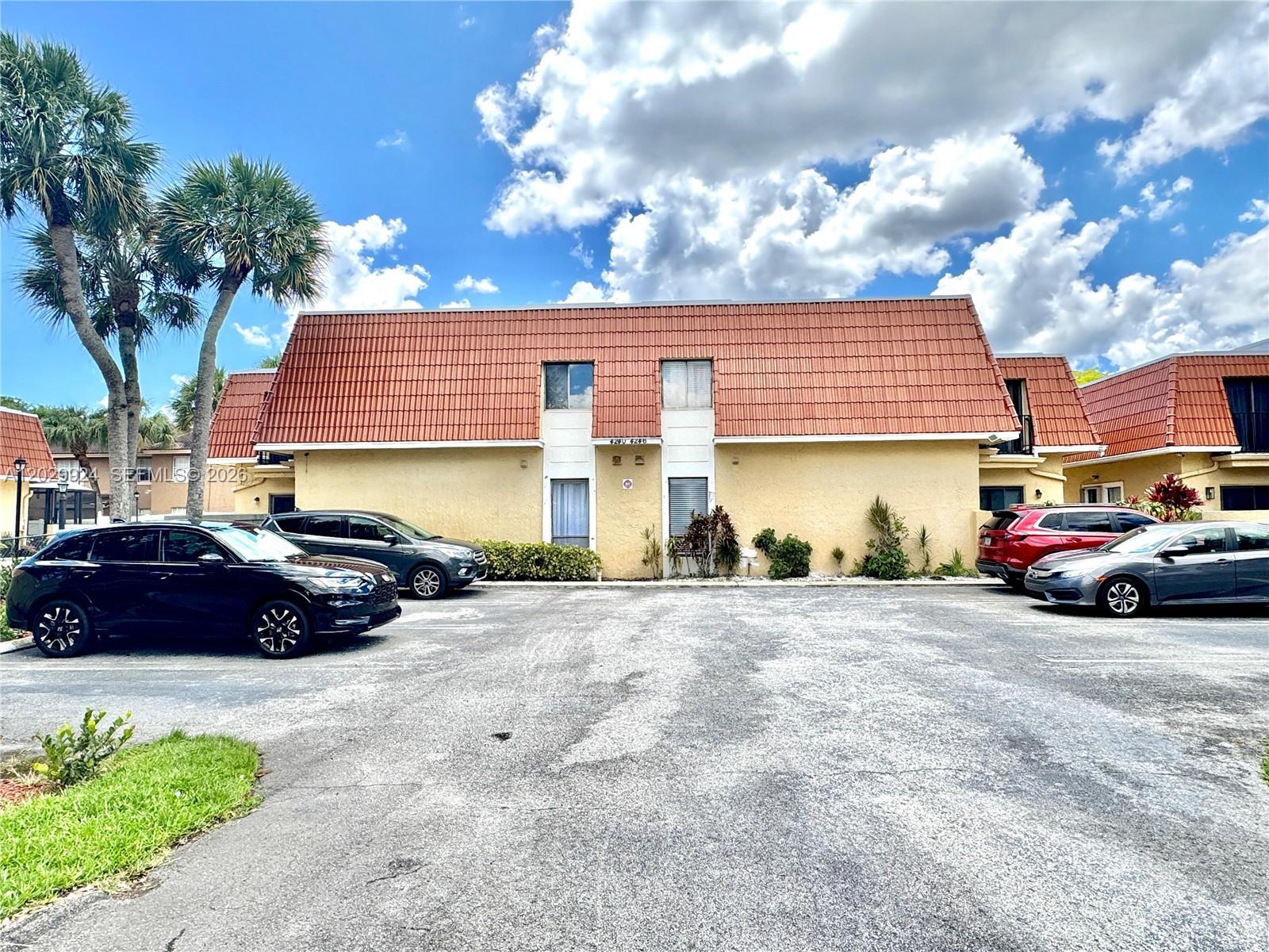 WOODLAKE VILLAGE TOWNHOME - Residential