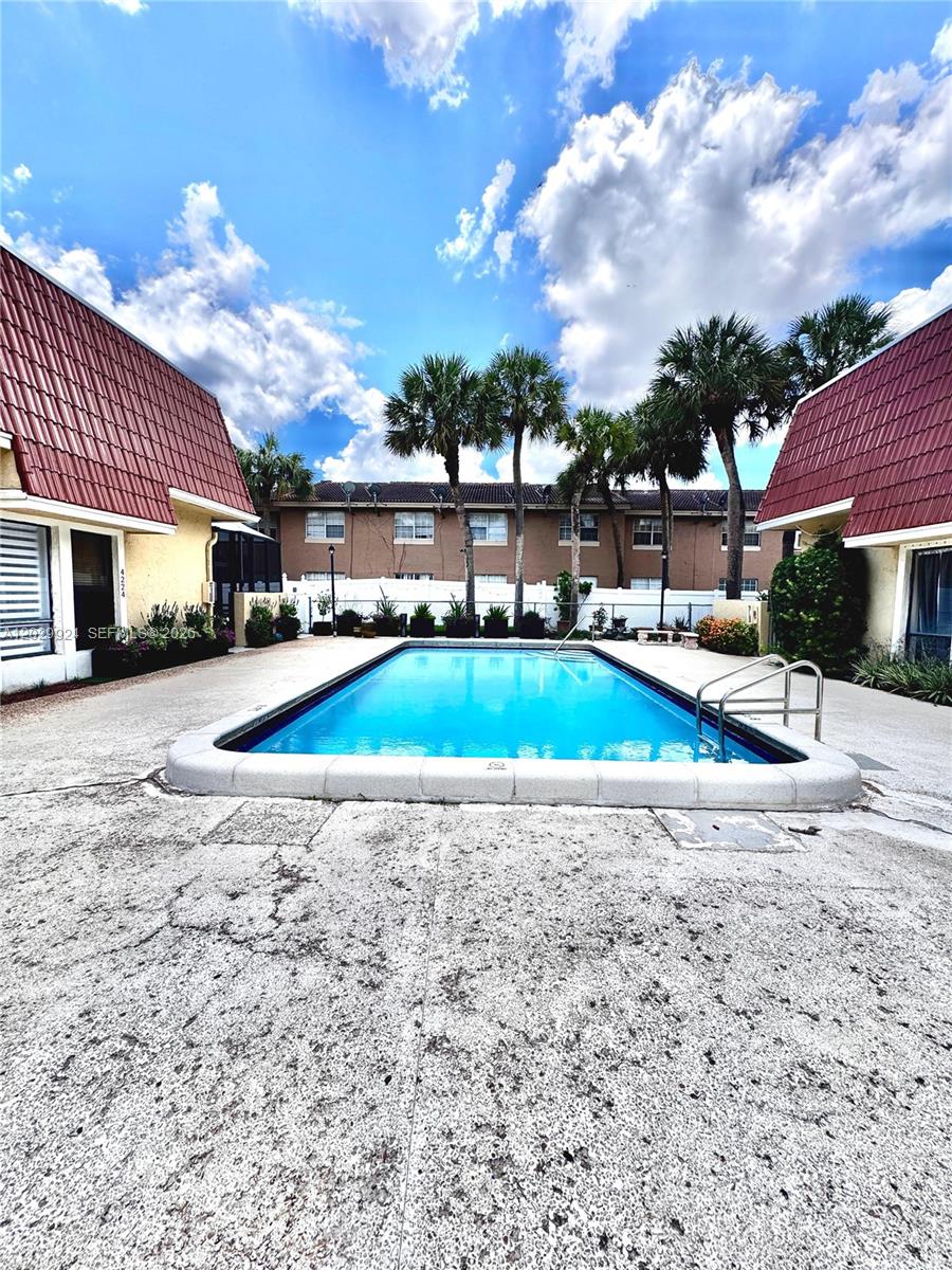 WOODLAKE VILLAGE TOWNHOME - Residential