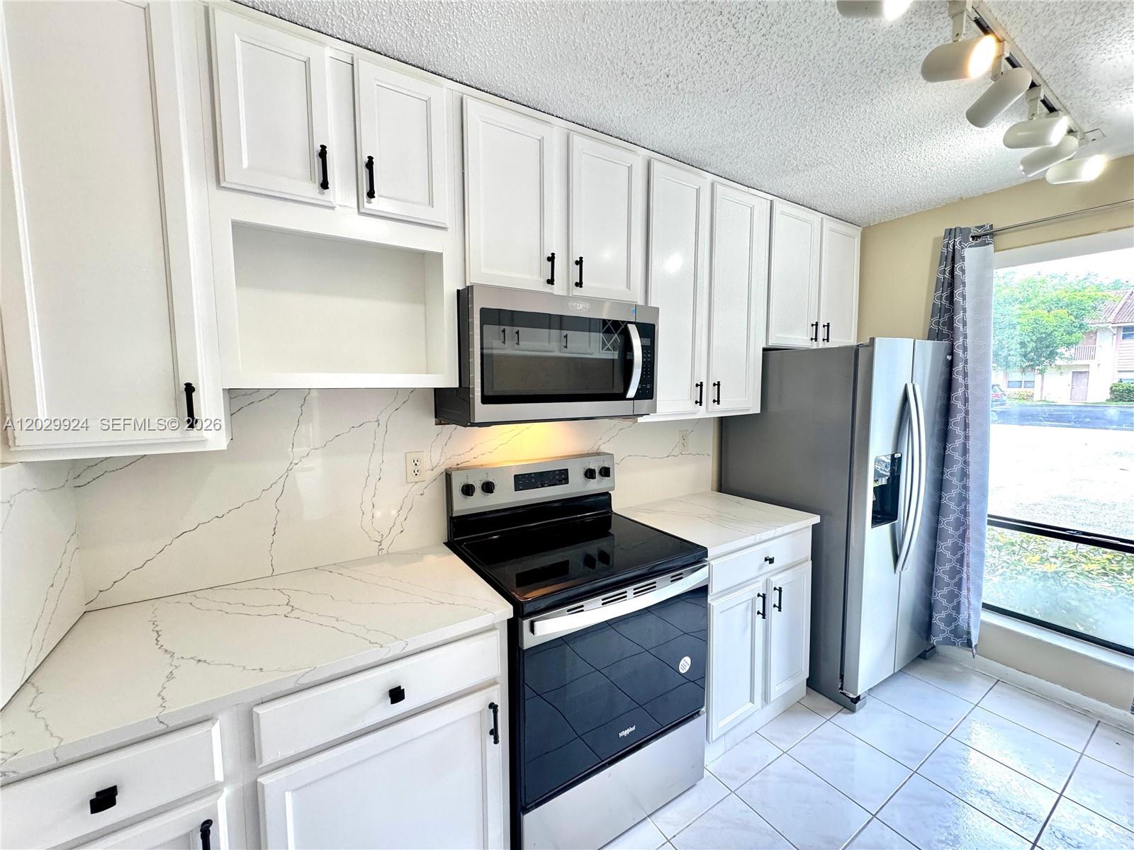 WOODLAKE VILLAGE TOWNHOME - Residential