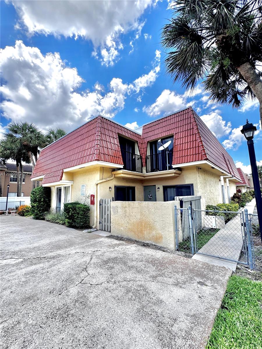 WOODLAKE VILLAGE TOWNHOME - Residential
