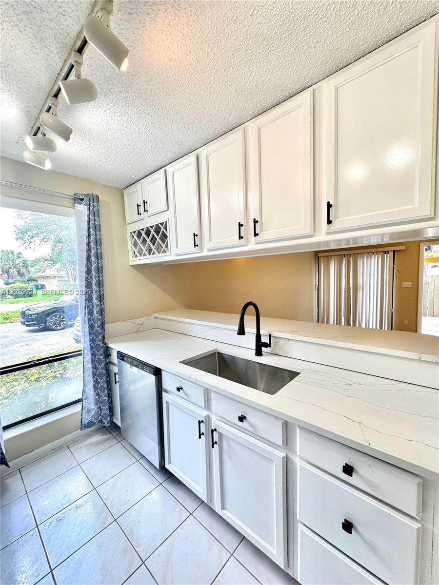 WOODLAKE VILLAGE TOWNHOME - Residential