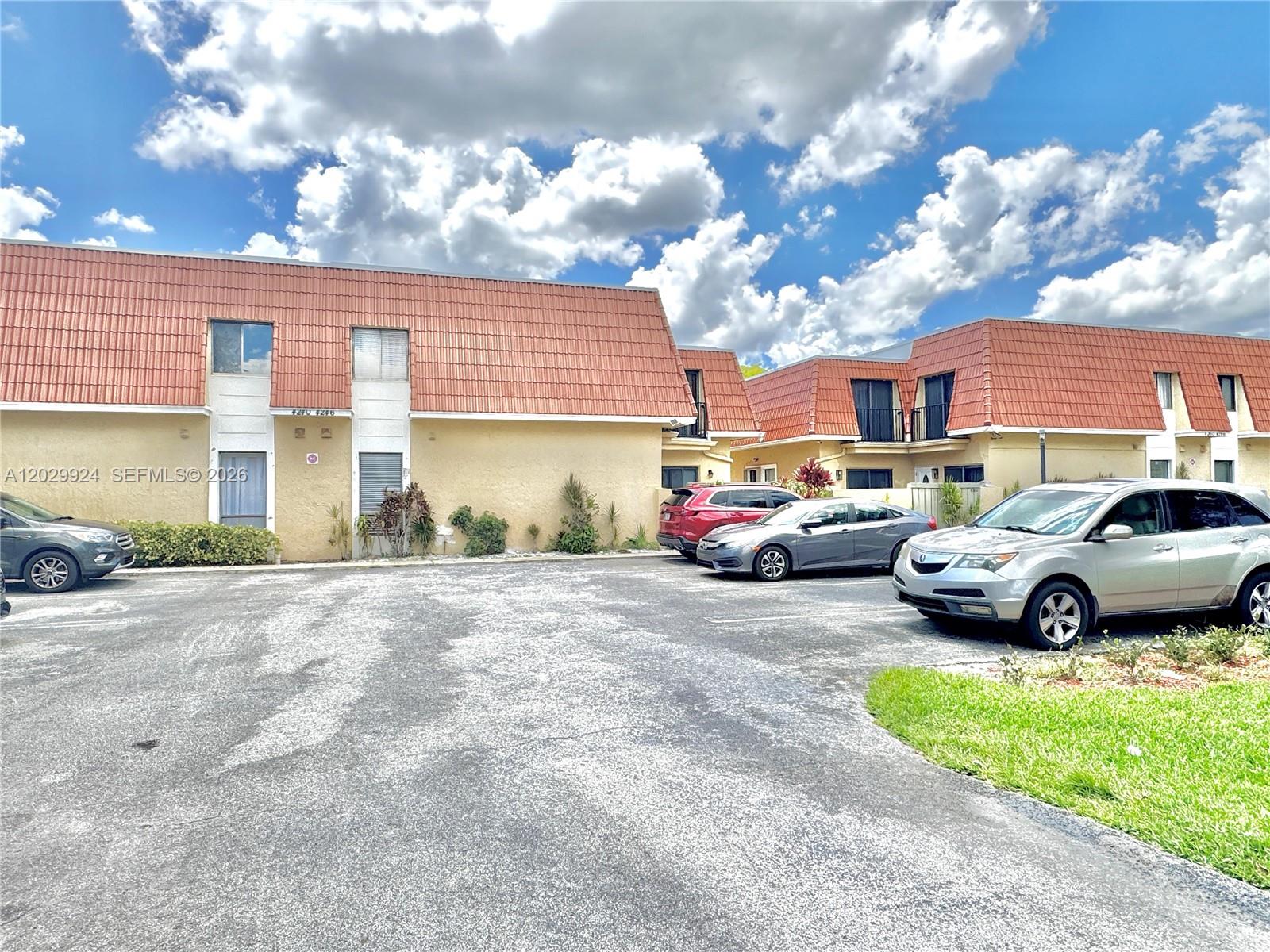 WOODLAKE VILLAGE TOWNHOME - Residential