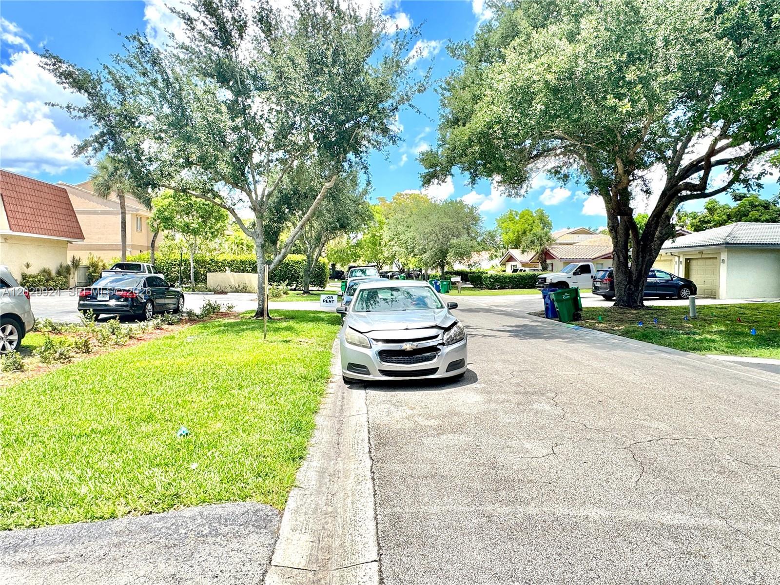 WOODLAKE VILLAGE TOWNHOME - Residential
