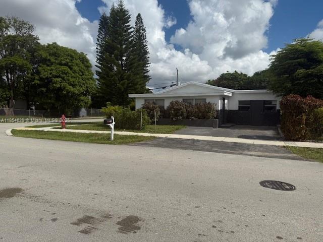 GREAT CORNER HOME 3/2 WITH AN EFFICIENCY 1/1  THIS HOME CAN BE YOUR DREAM HOME PLUS CAN BRING YOU INCOME AT THE SAME TIME RENTING THIS LEGAL EFFICIENCY WISH IT IS A BIG PLUS.

BRING YOUR CLIENT!!!  WE HAVE A TENANT IN PLACE UNTIL SEPTEMBER 2026 PAYIG $2,100.00 FOR THE ALL HOUSE.

NEW ROOF