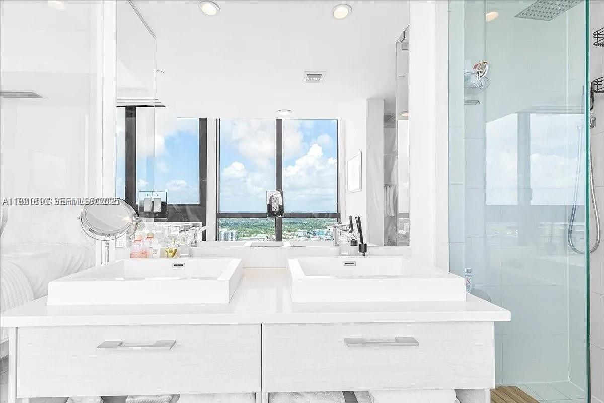 PARAISO BAY CONDO - Residential Lease