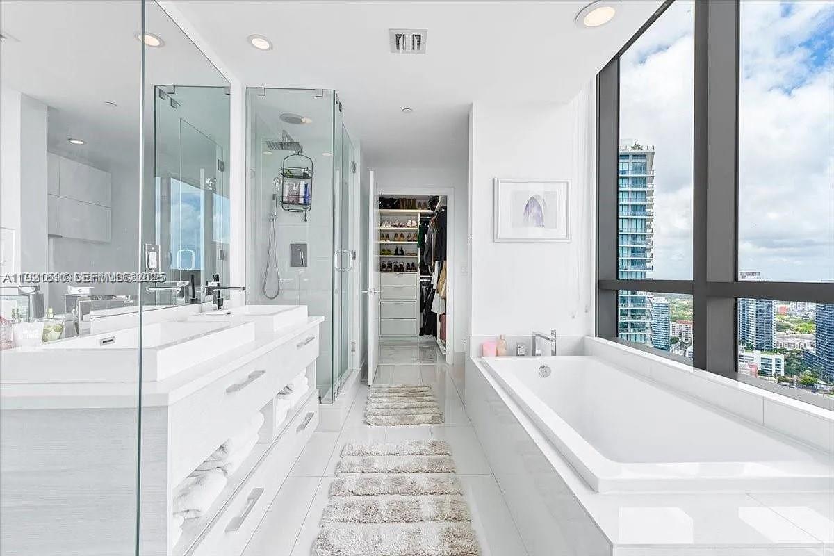 PARAISO BAY CONDO - Residential Lease