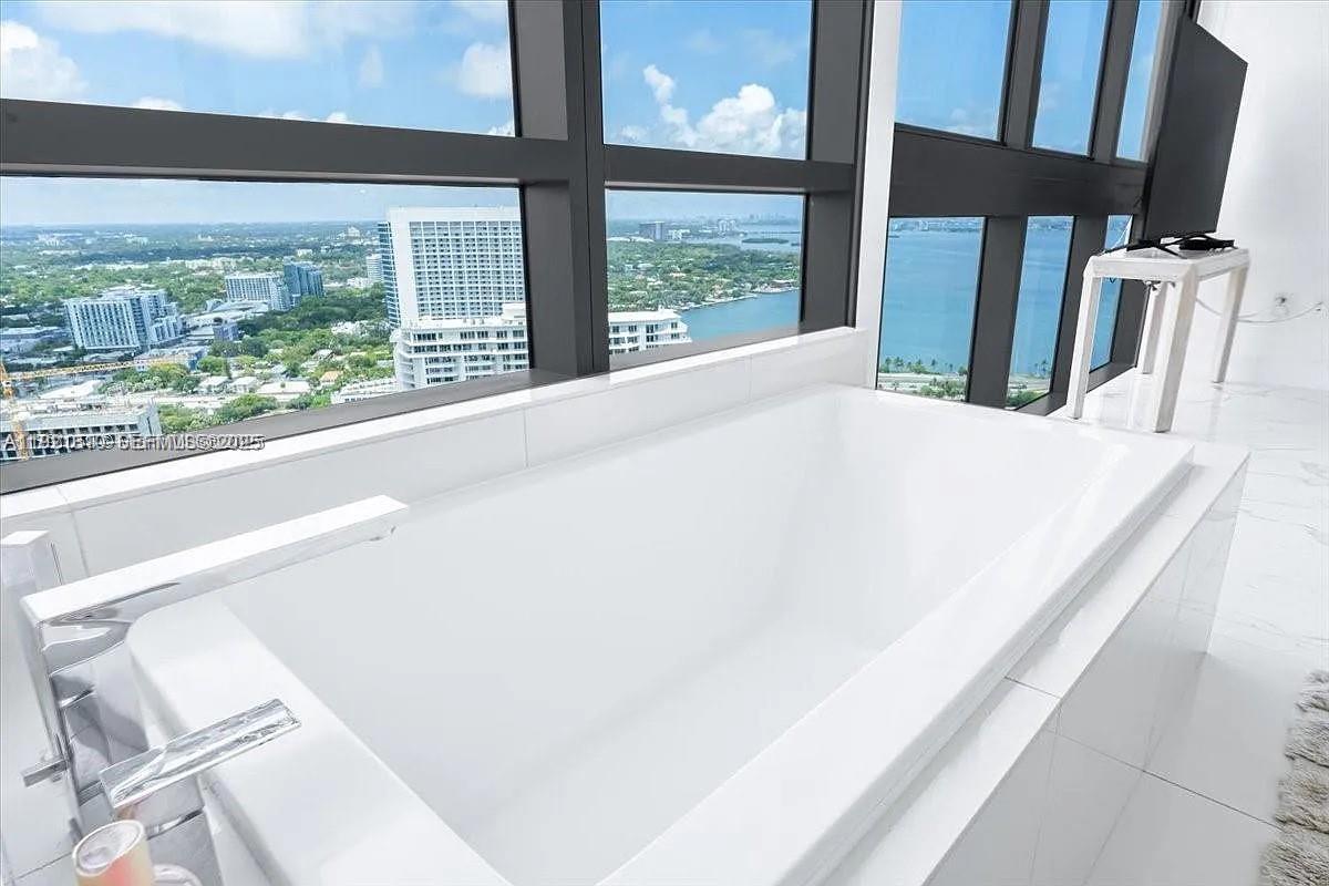 PARAISO BAY CONDO - Residential Lease