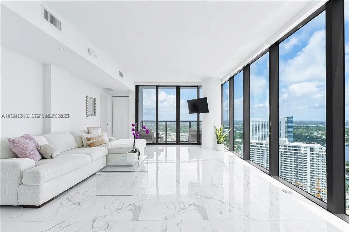 PARAISO BAY CONDO - Residential Lease