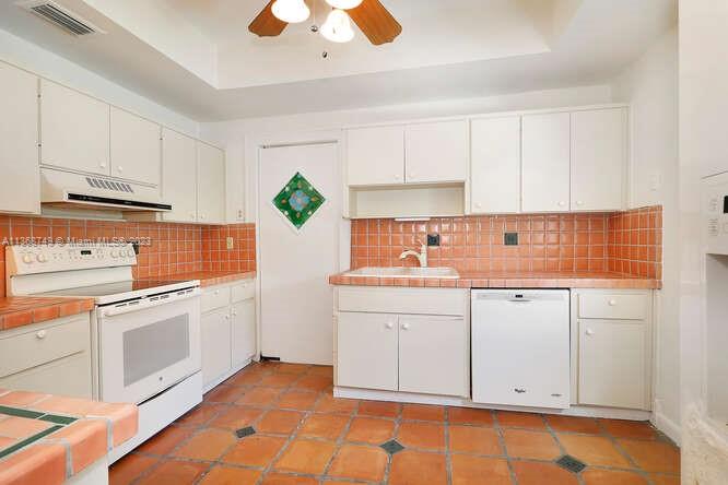 CORAL GABLES SEC E - Residential Lease