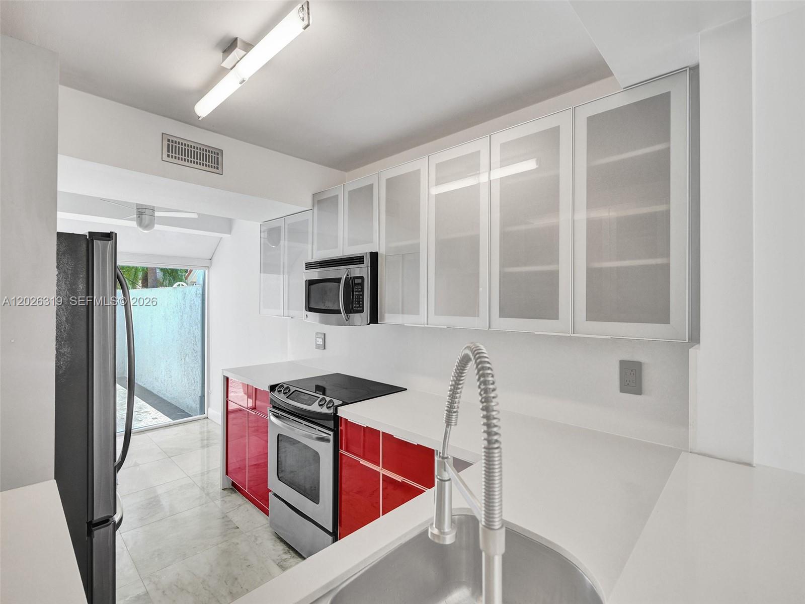 GOLDEN POINTE - Residential Lease
