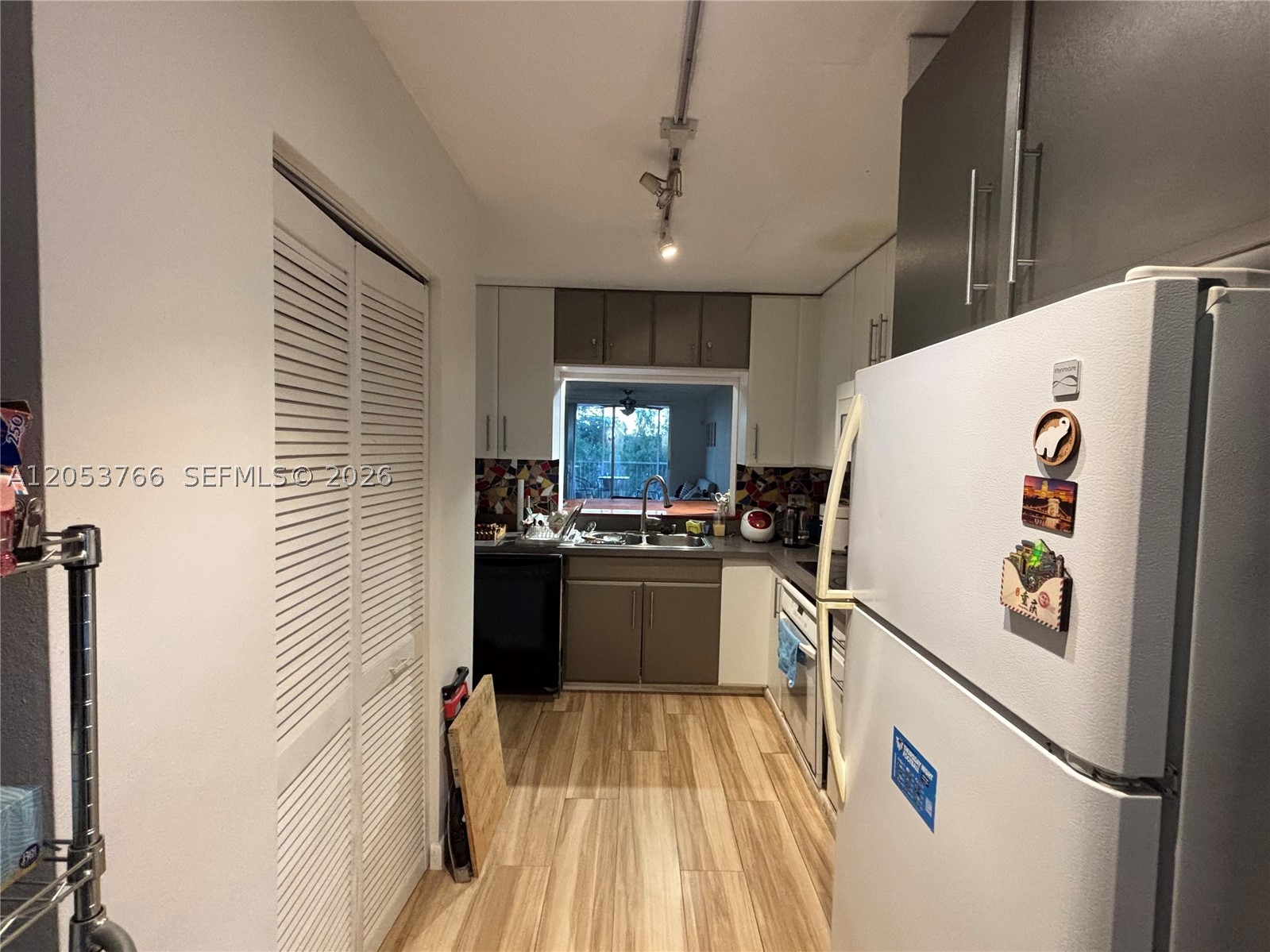 EASTERN SHORES WHITE HOUS - Residential Lease