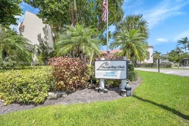 A few steps from the beach. three story townhouse with walking distance to the ocean, featuring high celling, lots of natural light. A spacious dining area , plenty of room for entertaining. Residents enjoy resort style, private beach access, intercoastal docks for pick up or drop off. Tennis, pickleball courts, fitness, sauna, community room and 3 pools.