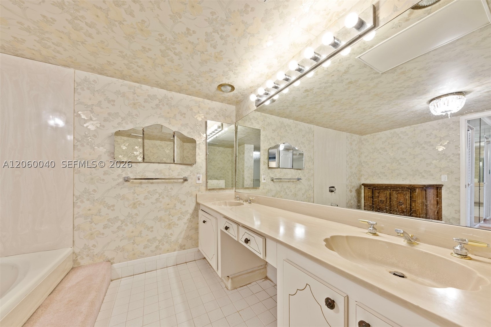 AQUARIUS CONDO - Residential