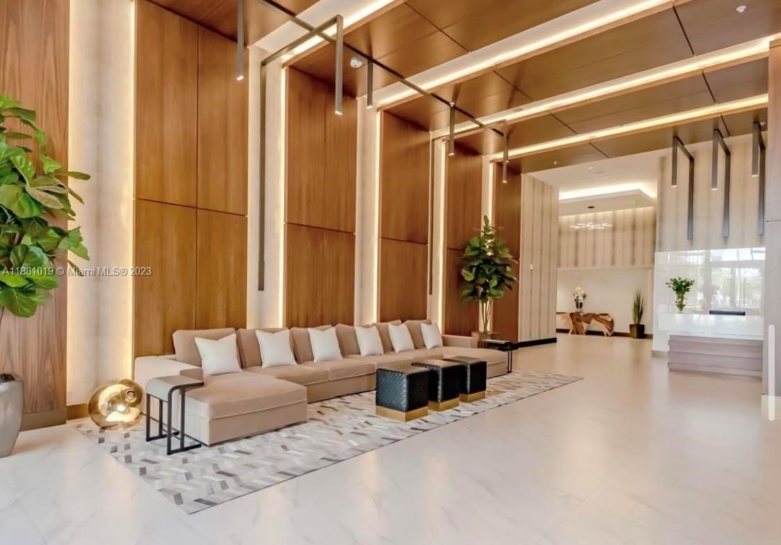 AVENTURA PARKSQUARE RES - Residential Lease
