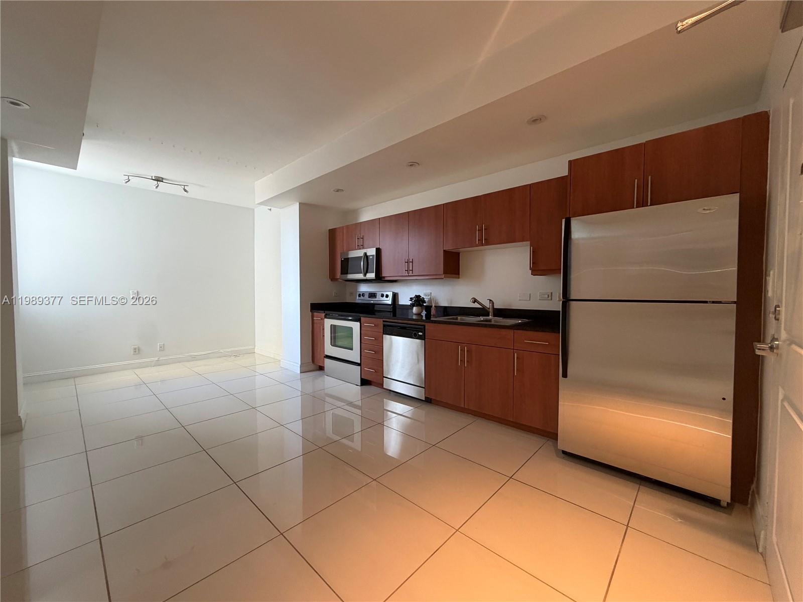 Experience the best of urban living in this beautifully maintained 1-bedroom, 1-bathroom corner residence located in the heart of Downtown Miami at Flagler Street and First Avenue. This light-filled unit offers a functional layout and modern convenience, including a new in-unit washer and dryer and  new AC Unit.  Enjoy unparalleled walkability to Brickell City Centre, Whole Foods Market, Bayfront Park, Miami Dade College, and an array of top dining, shopping, and entertainment options. Ideally situated just minutes from major transportation hubs, this location is perfect for both end-users and investors.
A fantastic opportunity to own in one of Miami’s most vibrant and growing neighborhoods.