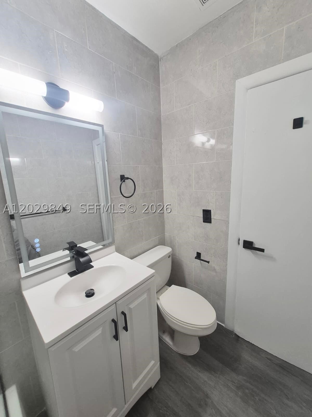 MARSEILLES DECO CONDO - Residential Lease
