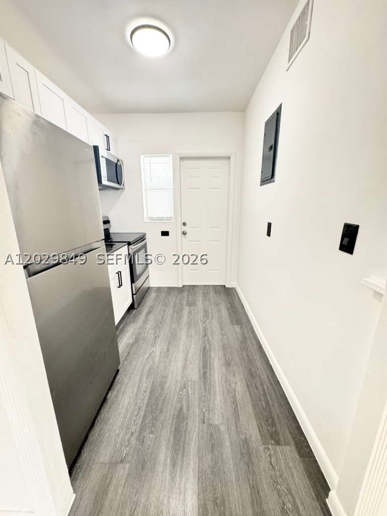 MARSEILLES DECO CONDO - Residential Lease