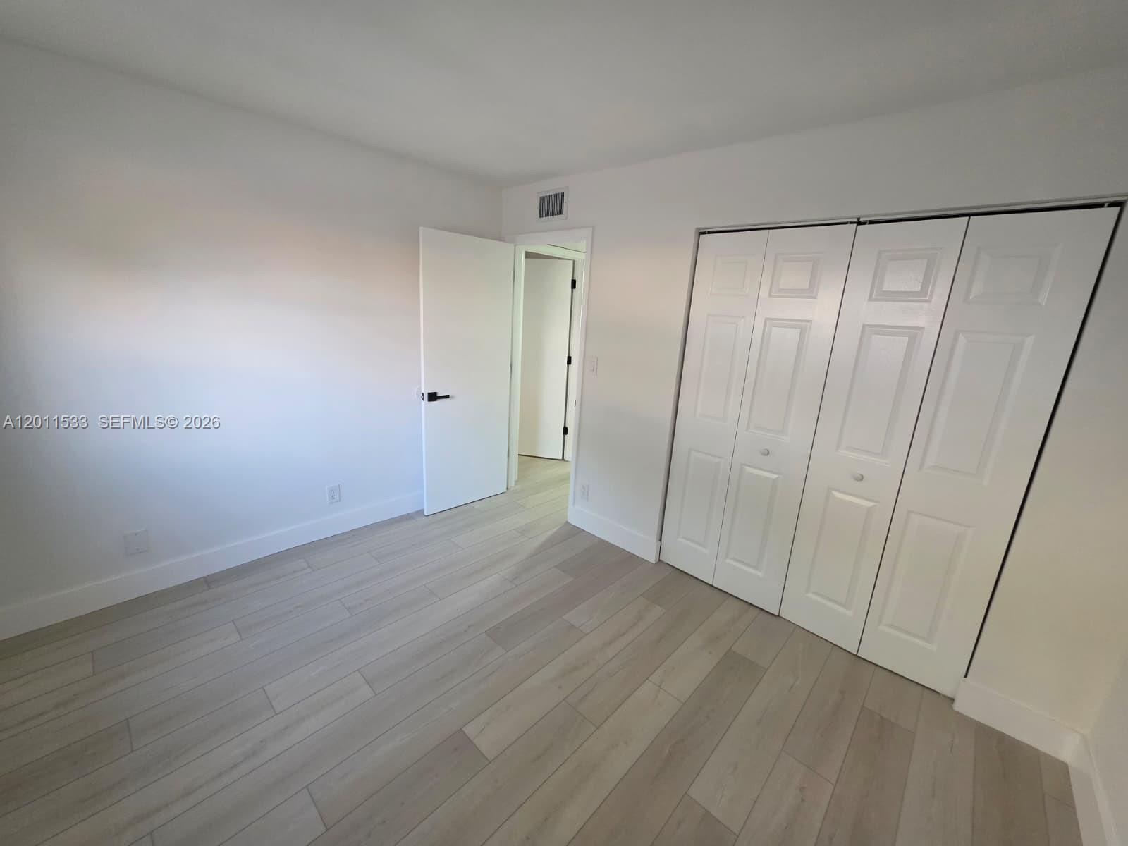 All remodeled 2 bedrooms and 1 baths unit. Easy to show