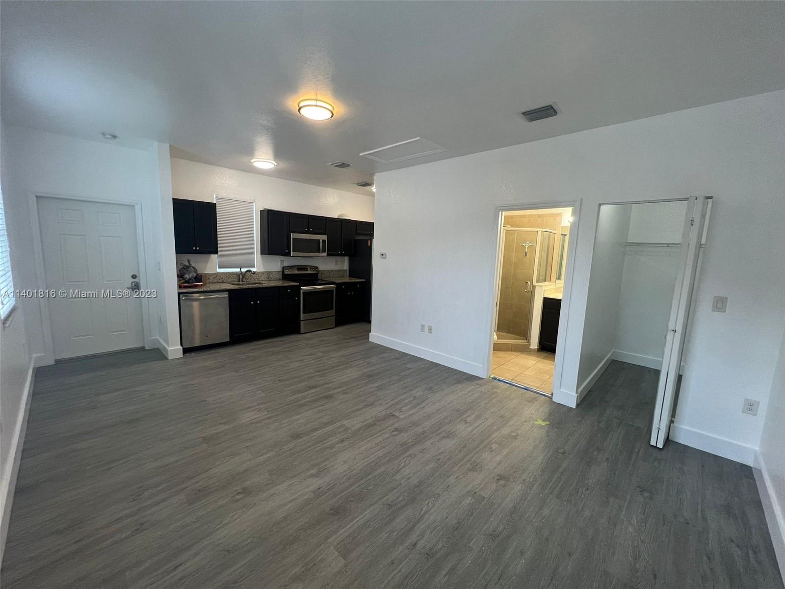 KENDALL COMMONS RESIDENTI - Residential Lease