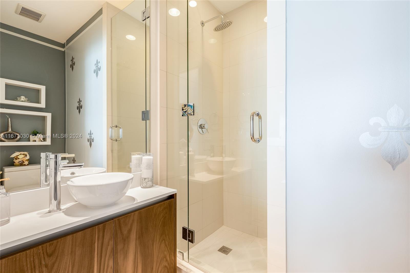 GRAN PARAISO - Residential Lease