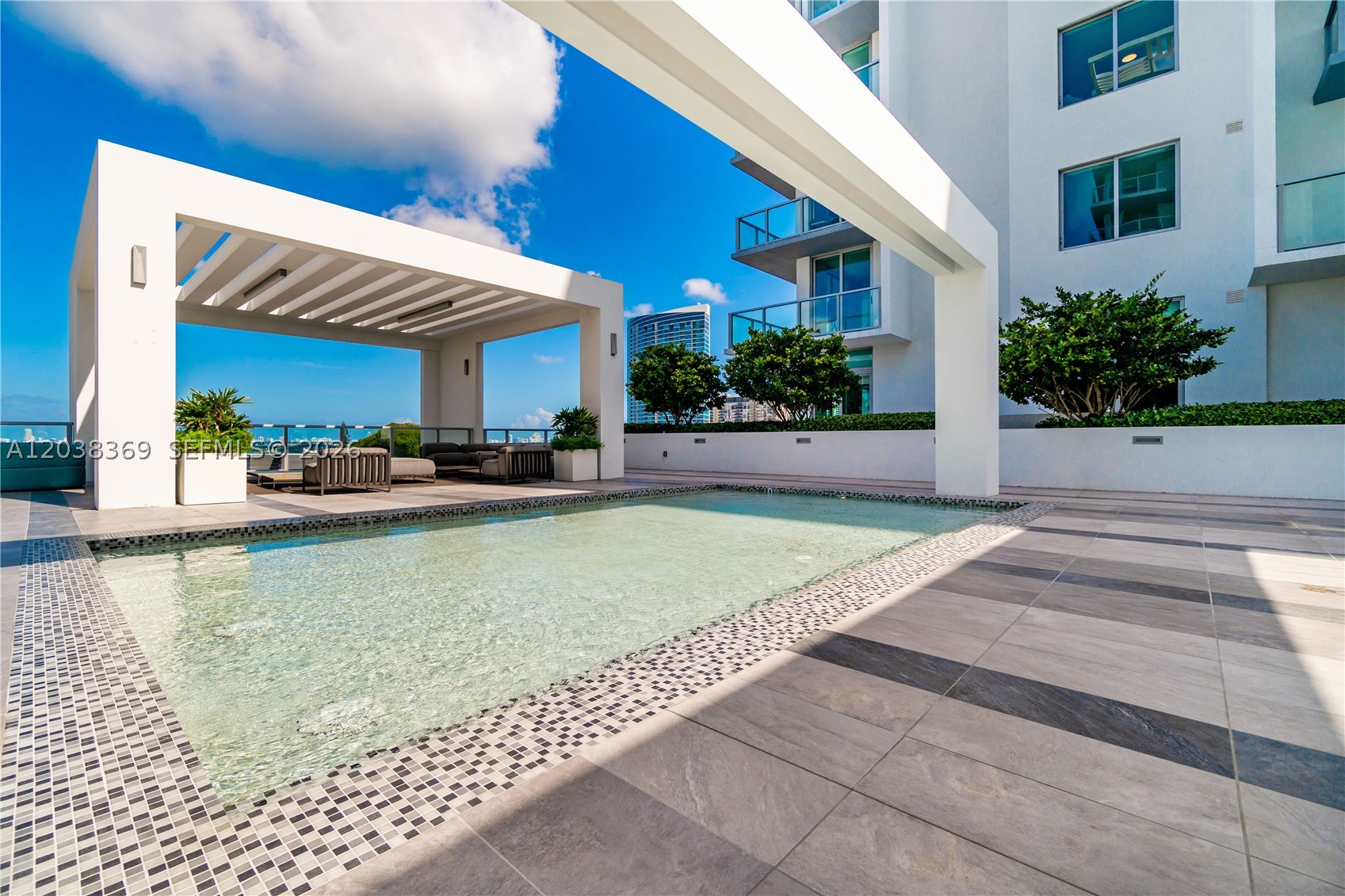 QUADRO CONDO - Residential