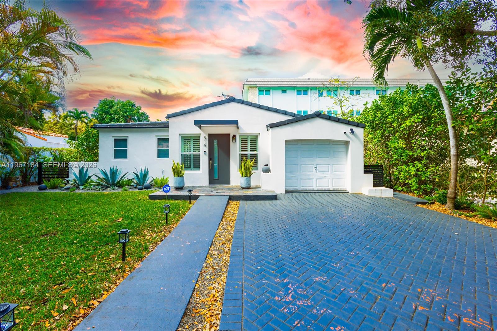 Beautiful Remodeled House in the Heart of Coral Gables! Discover this impressive 3 bedroom, 2 bathroom residence, fully renovated with high-quality finishes. Located in one of the most exclusive areas of Coral Gables, this house combines elegance and comfort, ideal for those looking for a move-in ready home. Enjoy a modern kitchen with state-of-the-art appliances, large spaces filled with natural light, and a beautiful patio perfect for entertaining. In addition, its privileged location places you close to excellent schools, shops, restaurants, and parks. Don't miss the opportunity to live in one of the best areas of Miami! Contact us today to schedule a visit