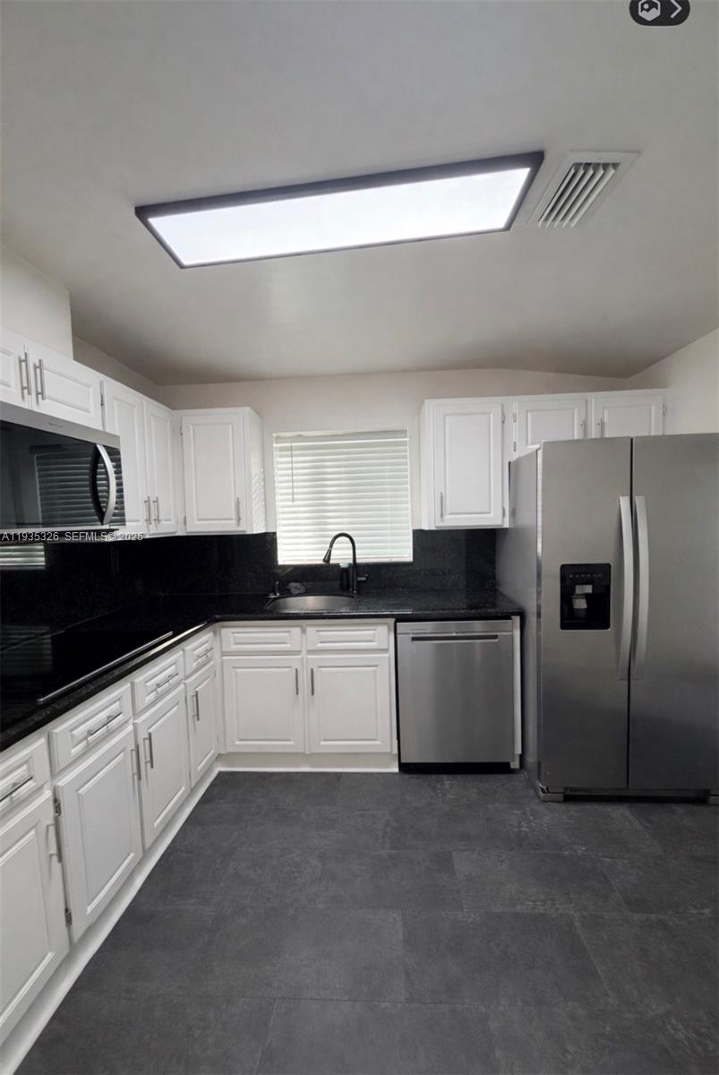 BERKELEY MANOR SEC 1 - Residential Lease