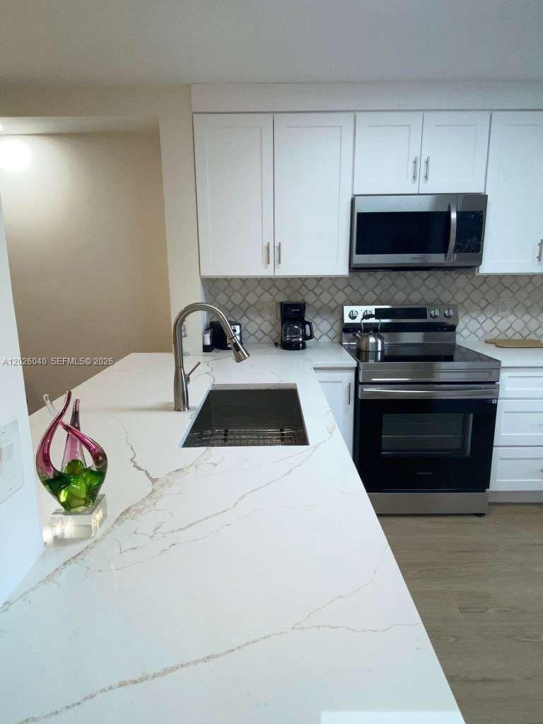 HUNTINGTON LAKES SEC FIVE - Residential Lease